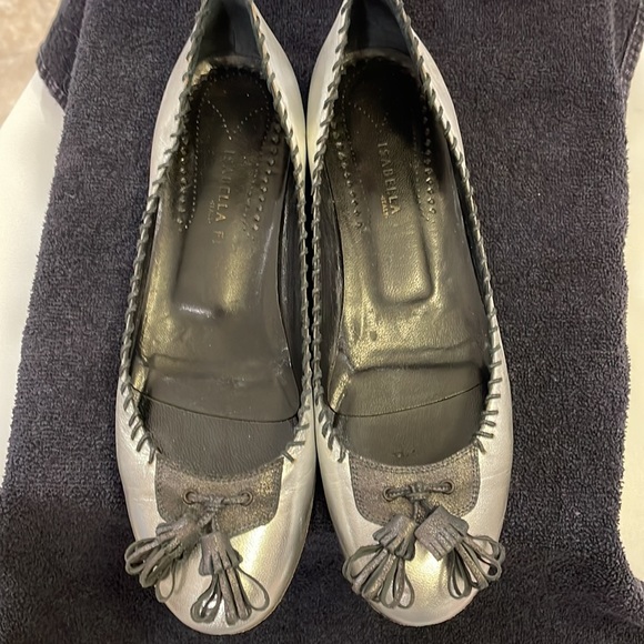 ISABELLA FIORE “Lovely Bis” silver flats with black stitching and tassel - Picture 7 of 8